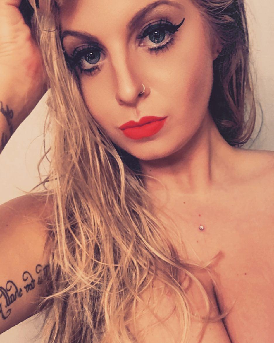 AnnaKabana / annakabanaofficial / loira peituda Обнажённые утечки OnlyFans 1