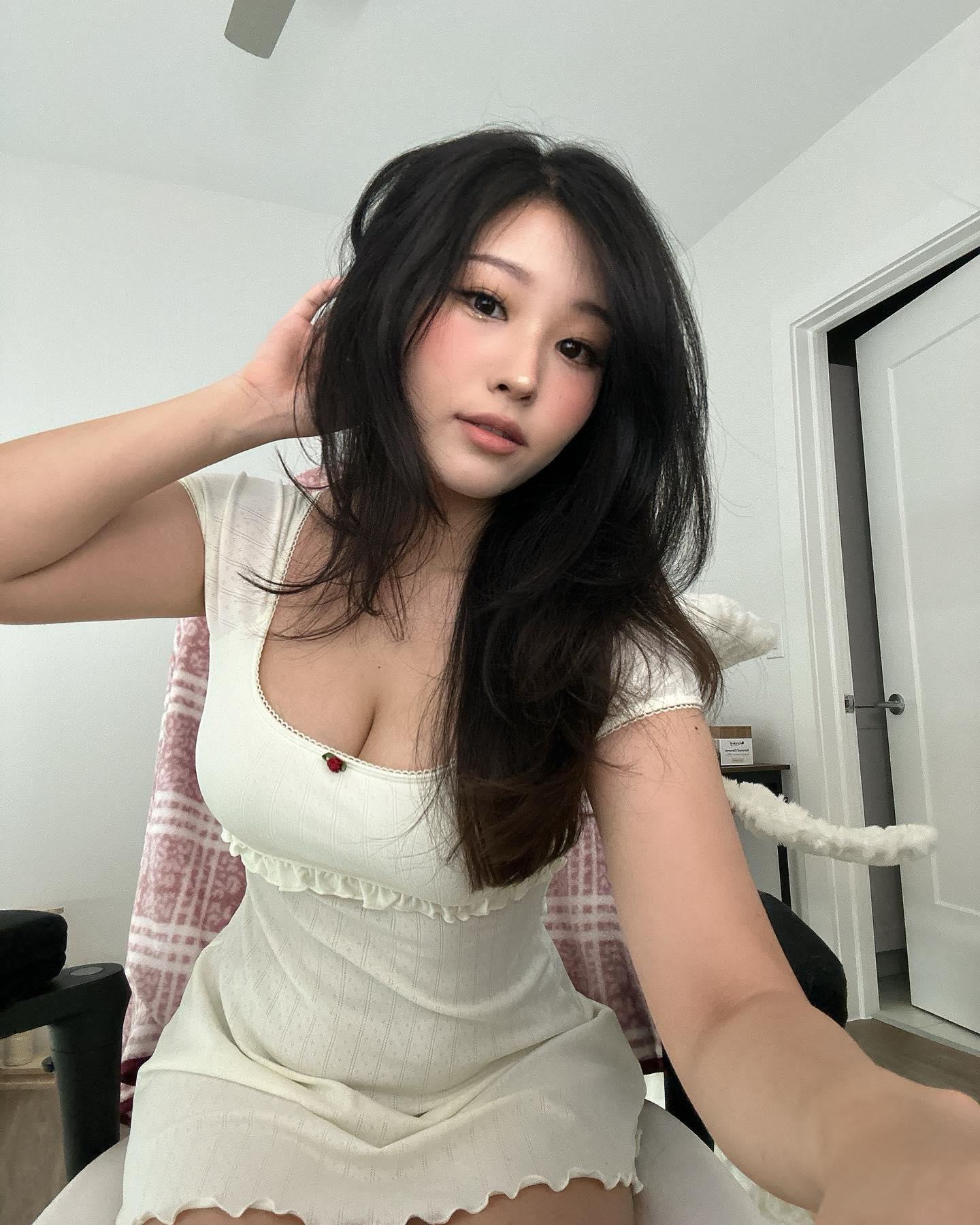 Слив нюдовых фото Aikuros / Hyoon с OnlyFans 1