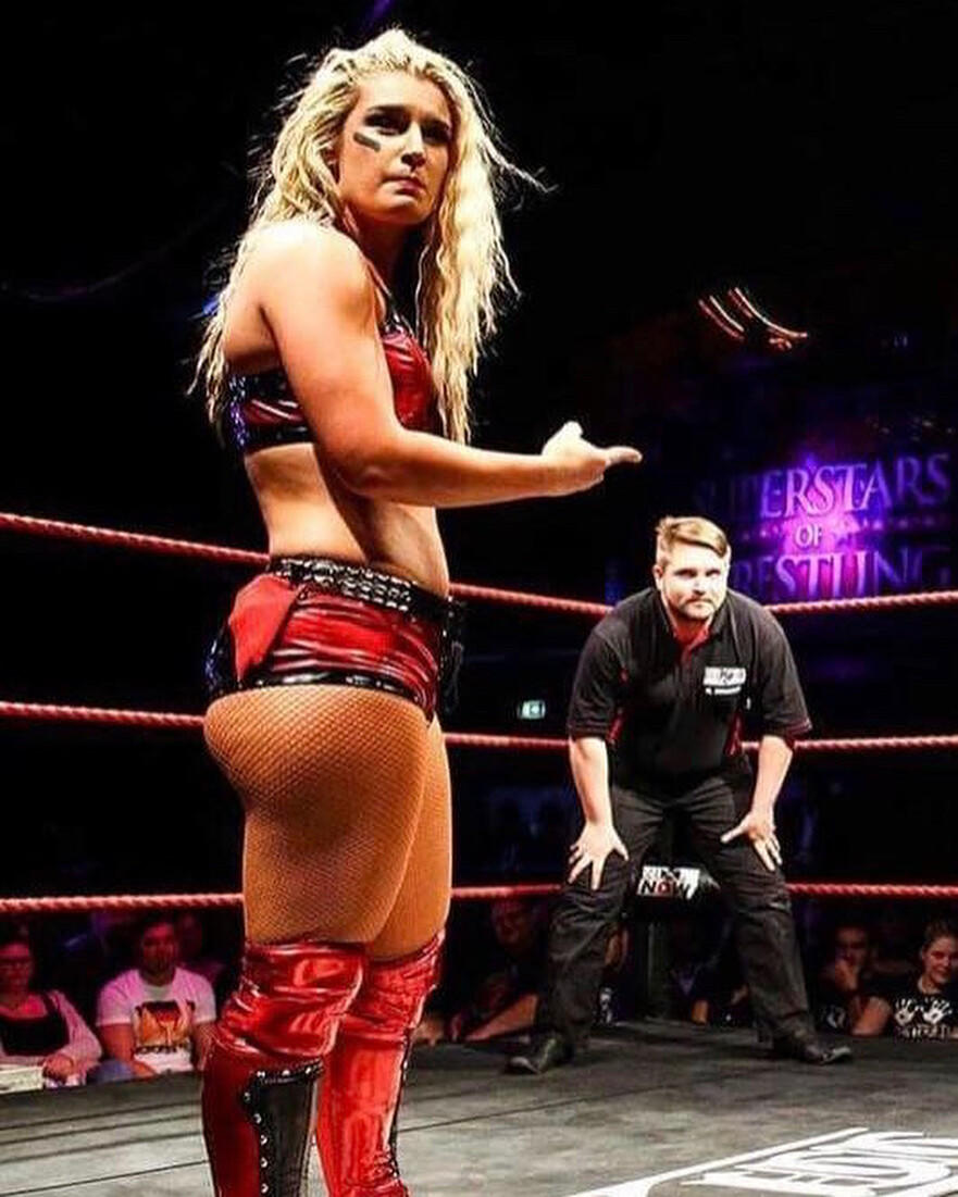 Toni Storm / realtonistorm слив обнажённых фото с OnlyFans 1
