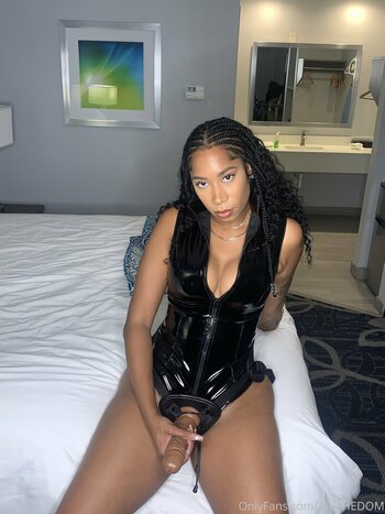 Aritheamazon / Ari T / Arrianathedomme / Ebony Kink Queen / The ebony amazon / ari_amazon / azriatheamazon Голые Утечки OnlyFans Фото 19