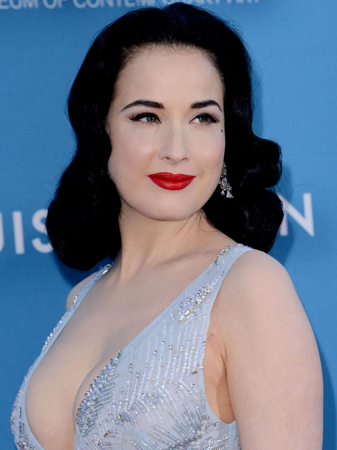 Dita-Von-Teese-Cleavage-5