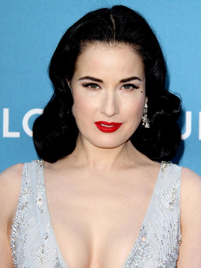Dita-Von-Teese-Cleavage-7