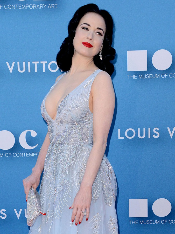 Dita-Von-Teese-Cleavage-8