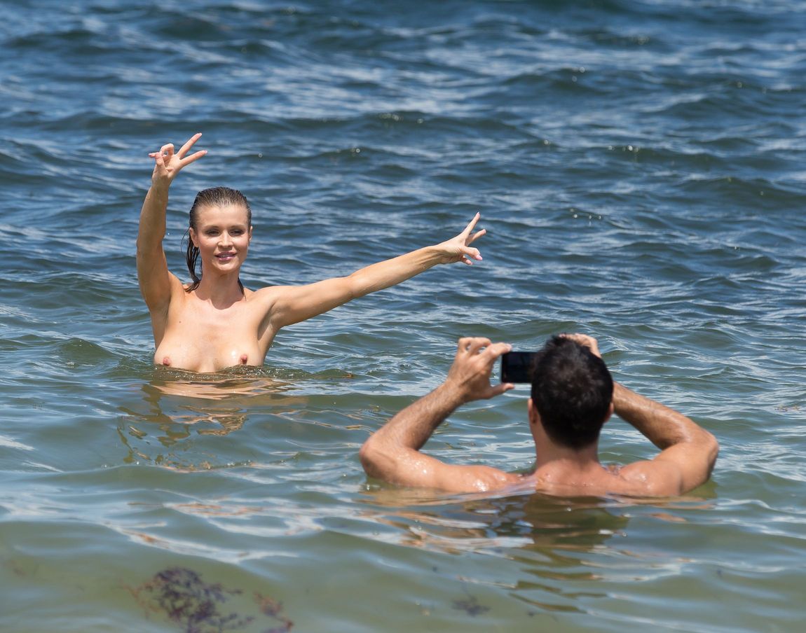 Joanna-Krupa-Topless-11