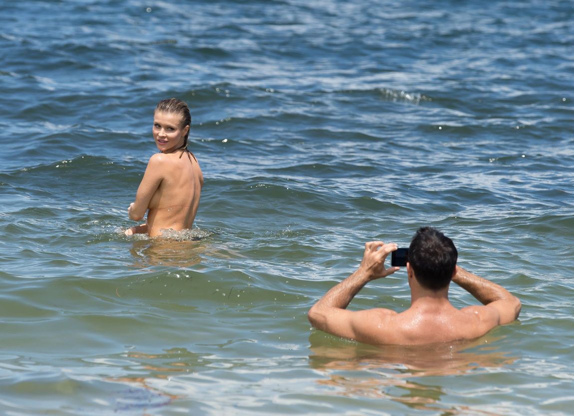 Joanna-Krupa-Topless-12