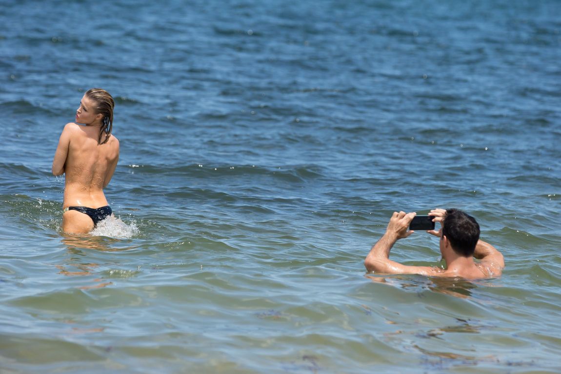 Joanna-Krupa-Topless-7