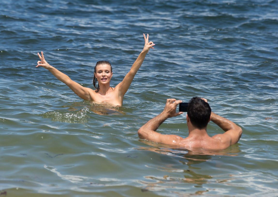 Joanna-Krupa-Topless-9