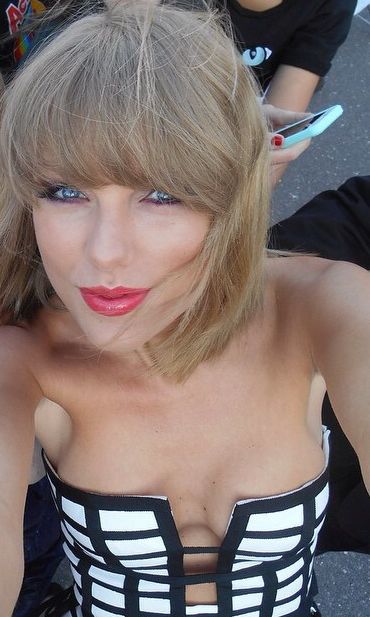 taylor_swift_german_radio_awards_cleavage_LIDzJpzG.sized