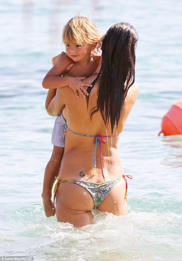 Alessandra-Ambrosio-Bikini-18
