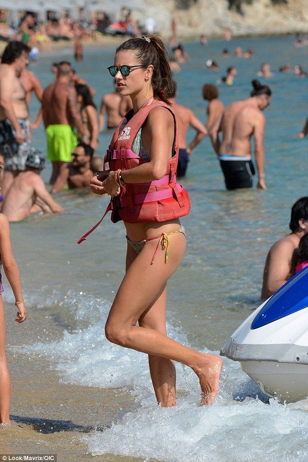Alessandra-Ambrosio-Bikini-2