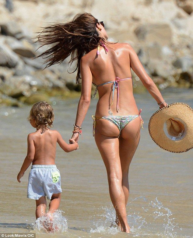 Alessandra-Ambrosio-Bikini-22
