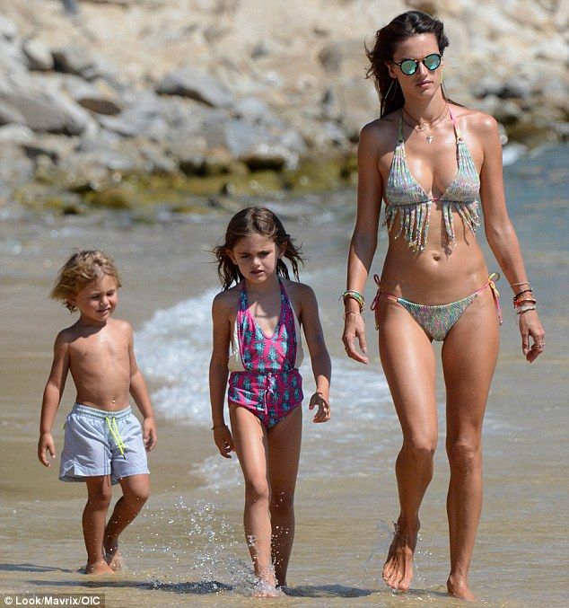 Alessandra-Ambrosio-Bikini-23