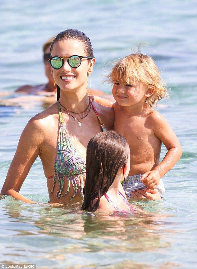 Alessandra-Ambrosio-Bikini-25