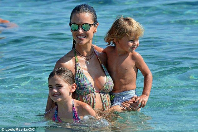 Alessandra-Ambrosio-Bikini-28