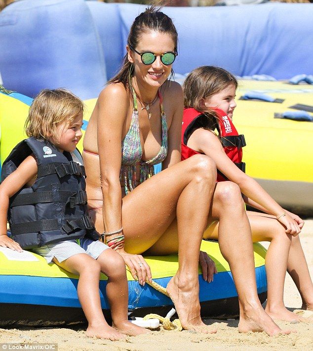 Alessandra-Ambrosio-Bikini-4