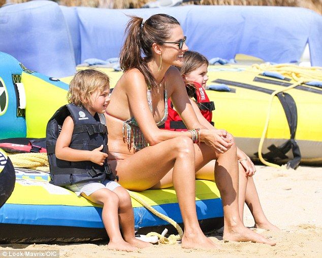 Alessandra-Ambrosio-Bikini-5