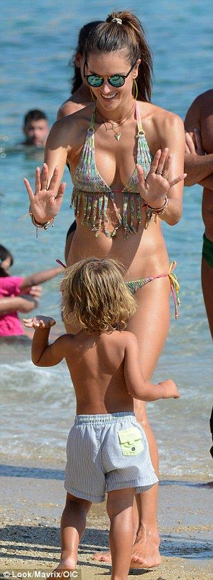 Alessandra-Ambrosio-Bikini-6
