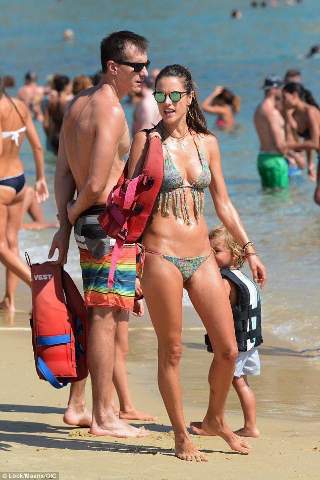Alessandra-Ambrosio-Bikini-8