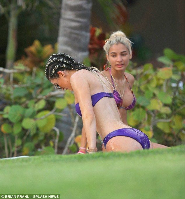Kylie-Jenner-in-a-Bikini-12