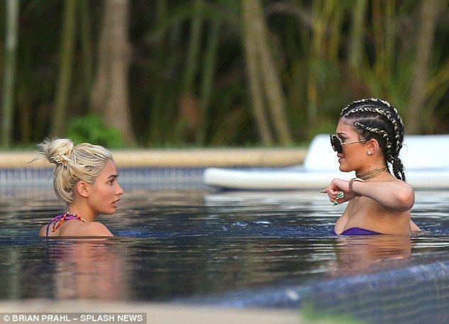 Kylie-Jenner-in-a-Bikini-14