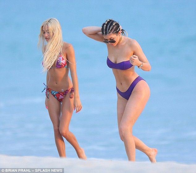 Kylie-Jenner-in-a-Bikini-2