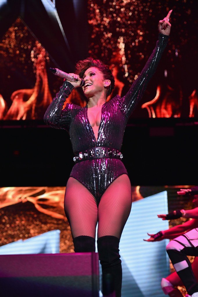 Jennifer-Lopez-Cleavage-11
