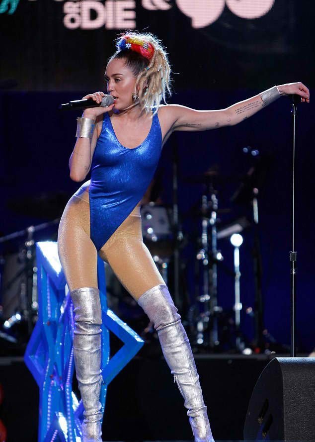Miley-Cyrus-Sexy-11