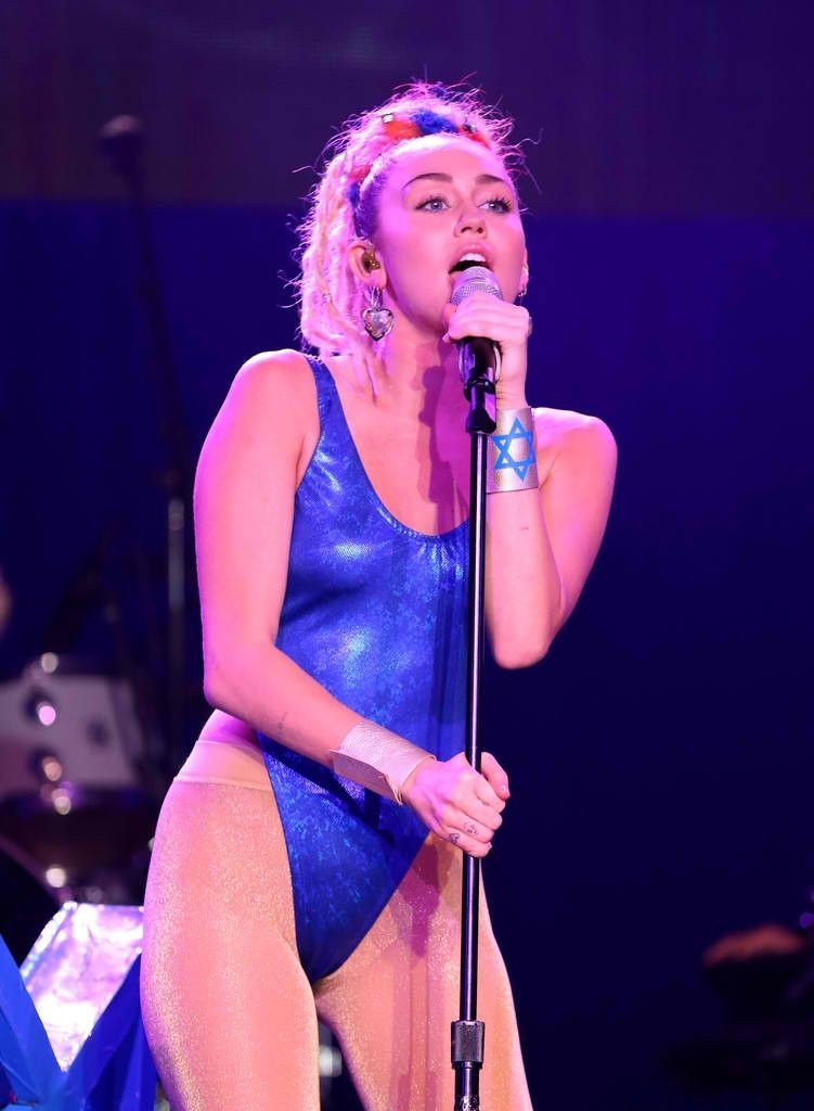 Miley-Cyrus-Sexy-15