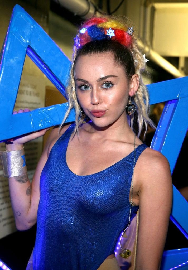 Miley-Cyrus-Sexy-35