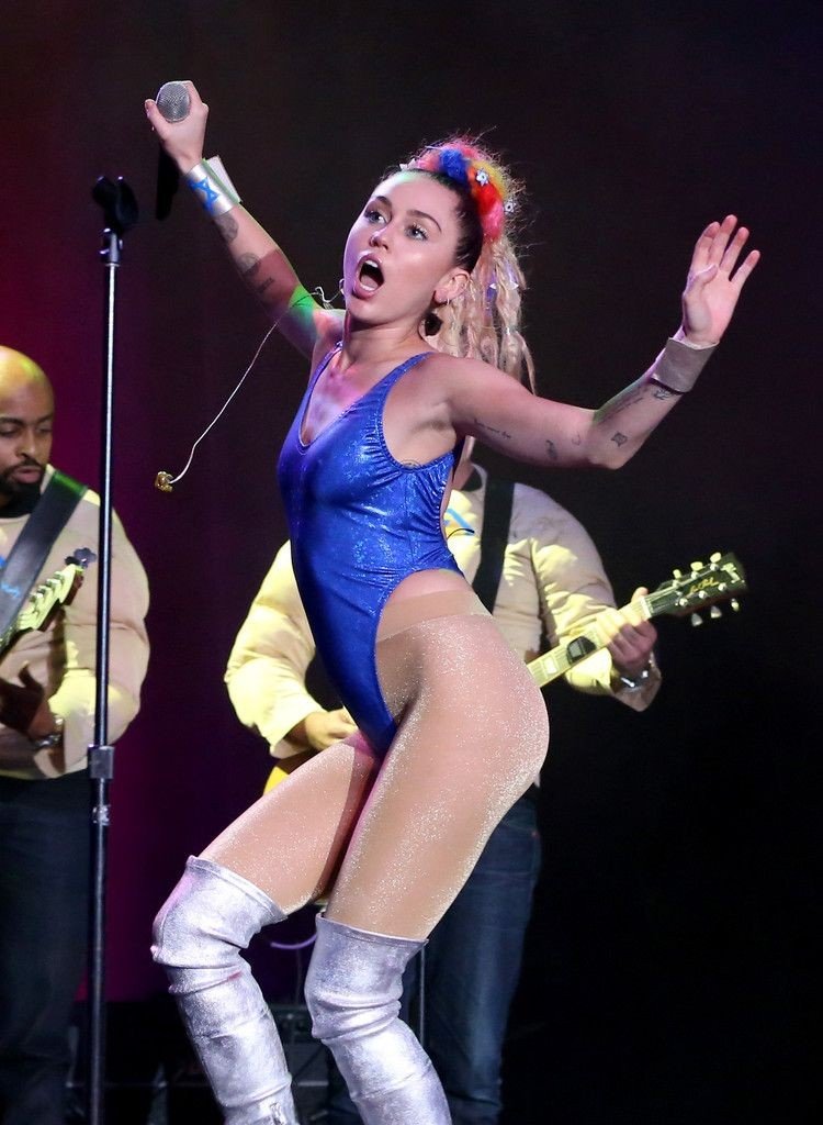 Miley-Cyrus-Sexy-42
