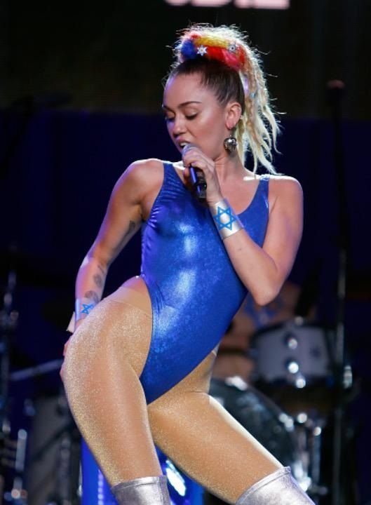 Miley-Cyrus-Sexy-44