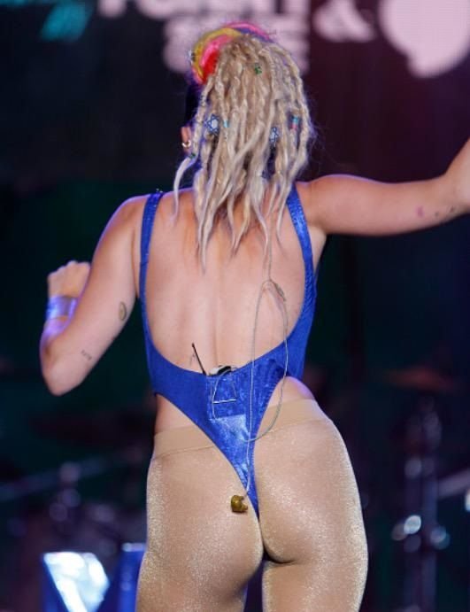 Miley-Cyrus-Sexy-47