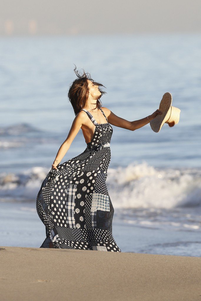 Alessandra-Ambrosio-Sexy-10