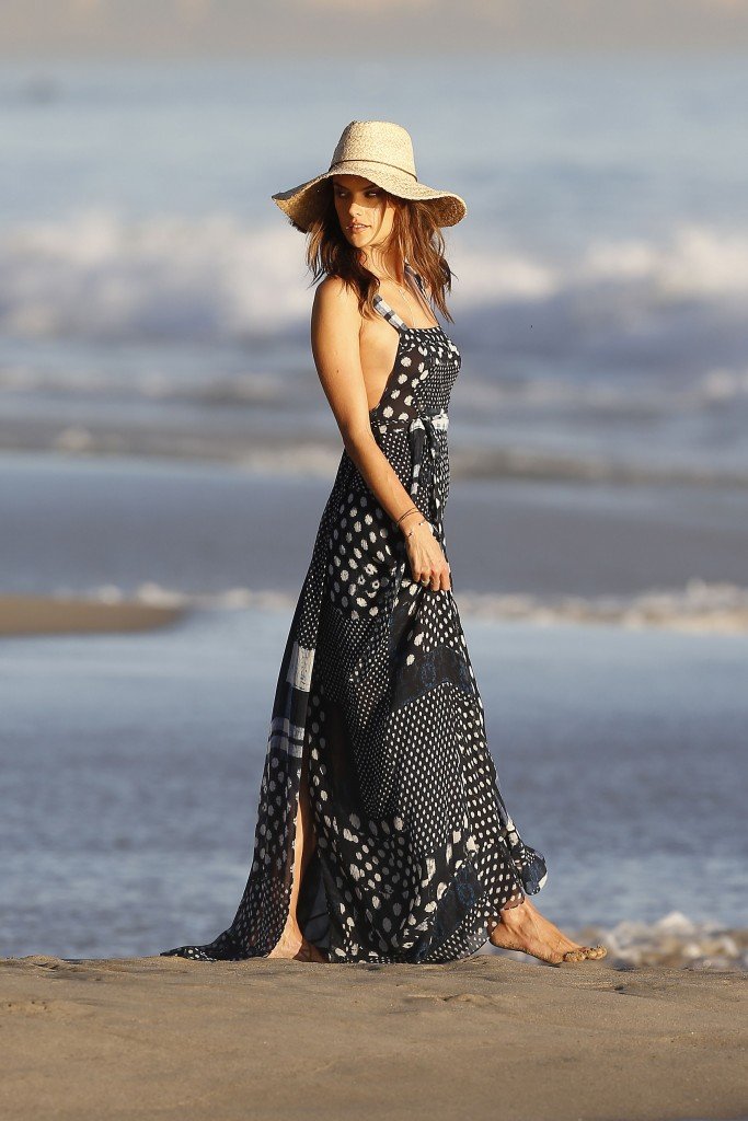 Alessandra-Ambrosio-Sexy-4