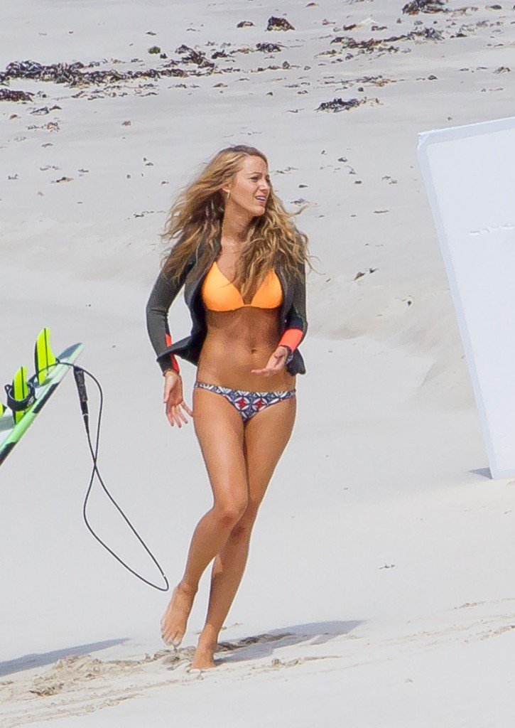 Blake-Lively-Bikini-28