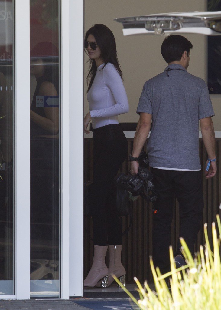 Kendall-Jenner-Braless-1