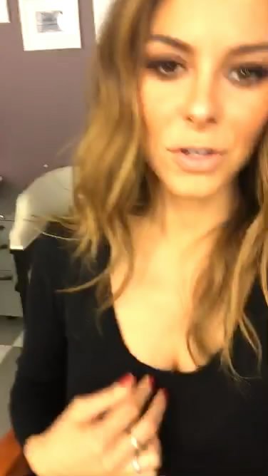 Maria-Menounos-Cleavage-5