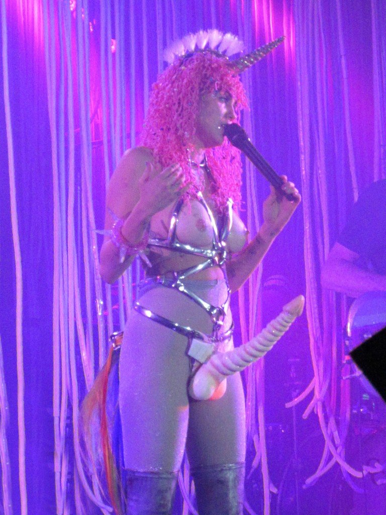 Miley-Cyrus-Sexy-26