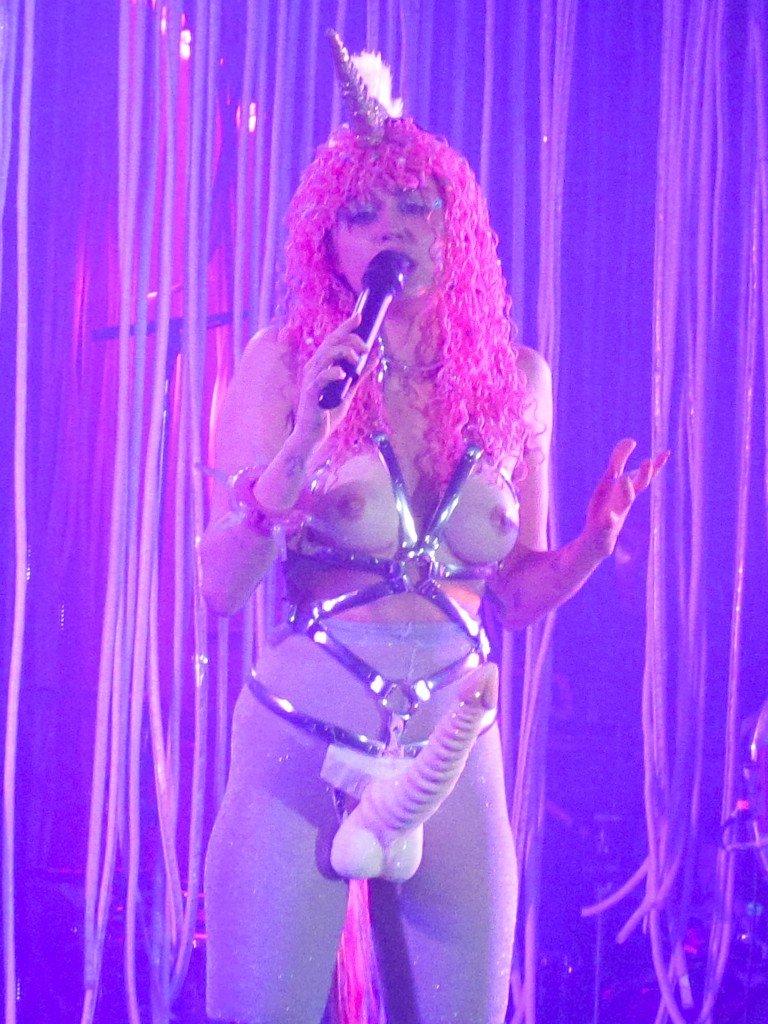 Miley-Cyrus-Sexy-28