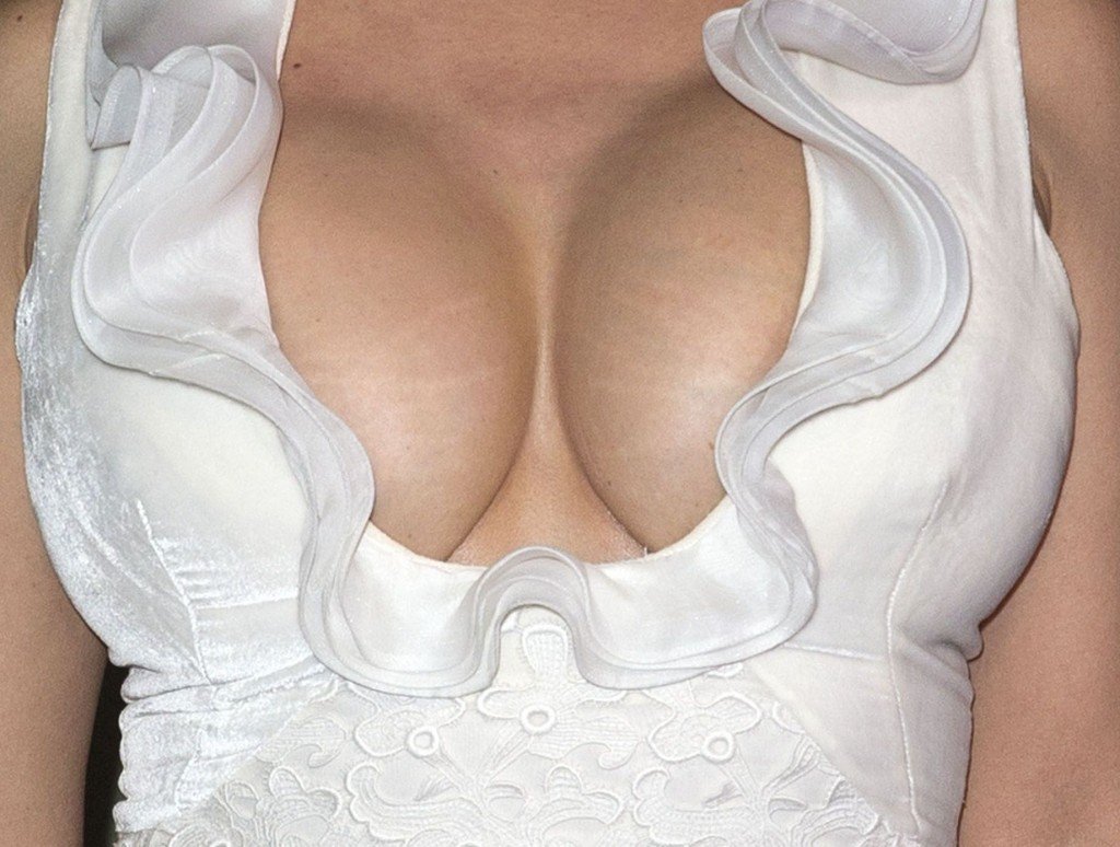 Salma-Hayek-Boobs-1