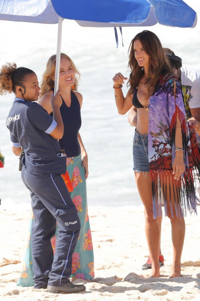 Alessandra-Ambrosio-Sexy-28