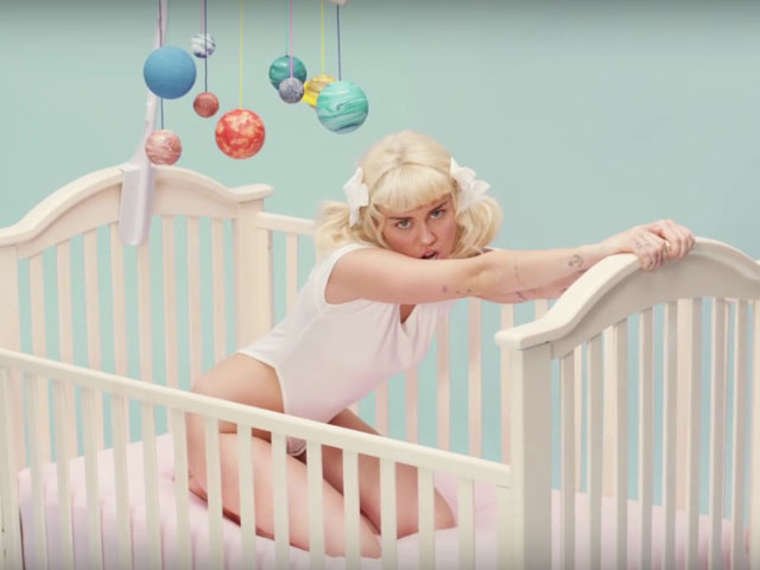 Miley-Cyrus-Sexy-10