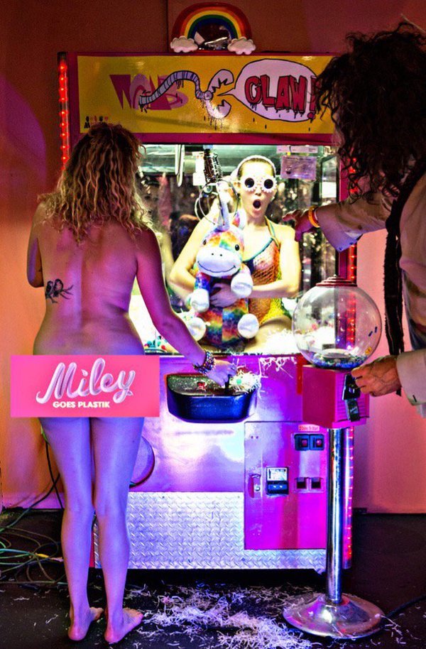 Miley-Cyrus-Topless-4