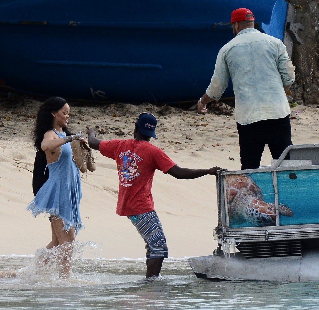 Rihanna-Sideboob-Photos-29
