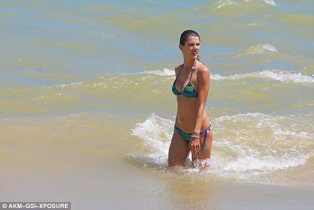 Alessandra-Ambrosio-Bikini-15