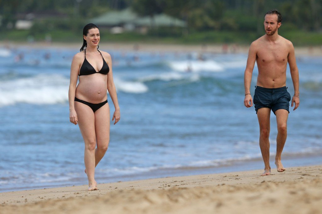 Anne-Hathaway-in-a-Bikini-1