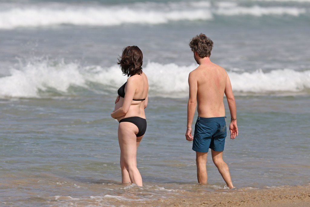 Anne-Hathaway-in-a-Bikini-40