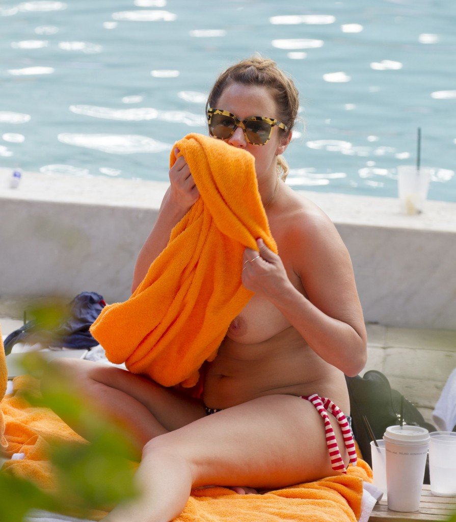 Caroline-Flack-Topless-Photos-6