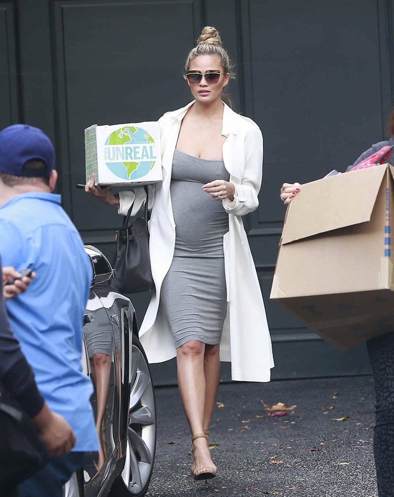 Chrissy-Teigen-Pokies-3