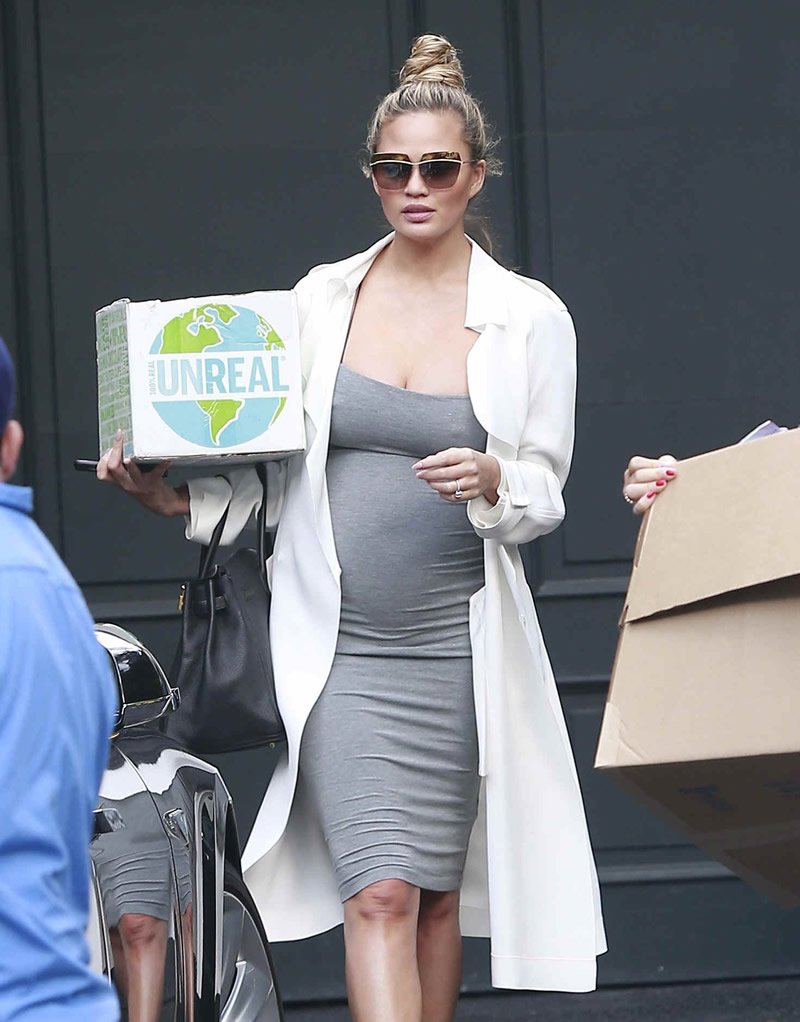 Chrissy-Teigen-Pokies-4